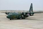 　９日、ミャンマー中部マンダレーの空港に到着した航空自衛隊のＣ１３０輸送機（共同）