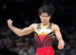 　男子団体総合決勝　あん馬の演技を終えガッツポーズする萱和磨＝パリ（共同）