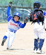 １回戦　浜坂は三回、関尾颯が同点のホームを踏む。この回３点を挙げ逆転