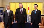 　「ハイレベル経済対話」の冒頭、写真に納まる（左から）岩屋外相、ＥＵのシェフチョビッチ欧州委員、武藤経産相＝８日午後、東京都港区の飯倉公館