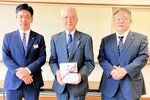 目録を手にする霜村理事長（中央）と伊田社長（右）、藤原副支店長