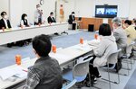 日南病院の将来像について協議する委員ら＝１３日、日南町生山の町健康福祉センター