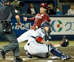 　６回楽天１死二塁、鈴木大の右前打で中島が同点の生還。捕手炭谷＝上毛敷島