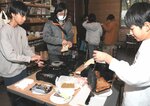 カセットコンロを使ってホットサンドを作る子どもたち