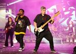 　フェスティバル・ド・ジャポンの会場でドラゴンボールの曲を演奏するバンド＝１２日、ブラジル・サンパウロ（共同）