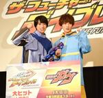　イベントに登場した本島純政（左）と知念英和＝東京都中央区