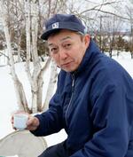 　雪の中で熟成させた酒を試飲する杜氏の森本良久さん＝２１日午前、北海道美瑛町