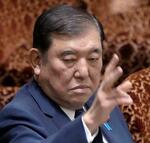 　参院予算委の集中審議で答弁のため手を挙げる石破首相＝１９日午前