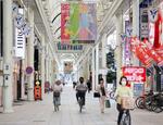 　人がまばらな平日の柳ケ瀬商店街＝５月２９日、岐阜市