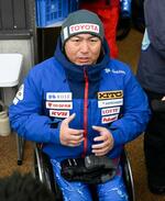 　男子大回転座位で優勝し、取材に応じる森井大輝＝野沢温泉スキー場