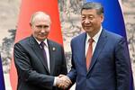 　握手するロシアのプーチン大統領（左）と中国の習近平国家主席＝１６日、北京（ＡＰ＝共同）