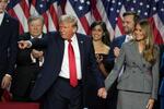 　妻メラニアさんと手をつないで支持者の前に立つトランプ次期米大統領＝２０２４年１１月、フロリダ州（ＡＰ＝共同）