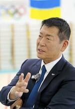 　ウクライナのキーウで取材に応じる国際体操連盟の渡辺守成会長＝３日（共同）