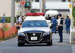 　事件があった現場付近で警戒する警察官＝３０日午前７時過ぎ、埼玉県川口市