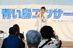 自慢の歌声を披露するアーティスト＝２２日、ＪＲ鳥取駅前のバード・ハット
