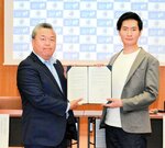 協定書に署名した竹本氏（左）と平瀬氏＝１３日、鳥取市永楽温泉町の鳥取銀行本店