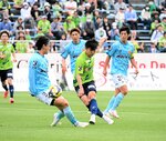 鳥取―琉球　ガイナーレは後半１８分、三木（中央）が２点目のゴールを決めて２―０とリードを広げる＝Ａｘｉｓバードスタジアム