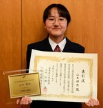 満点合格の表彰状と記念の盾を手にする山本さん＝４月３０日、鳥取市本町３丁目の鳥取商工会議所