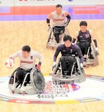 日本選手権で奮闘する角佳樹（左）＝１月、千葉ポートアリーナ