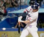 　８回ヤクルト１死一、二塁、代打宮本が左翼線に勝ち越しの二塁打を放つ＝神宮