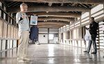 特別公開される姫路城の渡櫓。左は姫路市立城郭研究室の工藤茂博さん＝兵庫県姫路市