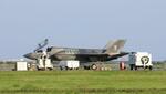 　高知空港に駐機する米海兵隊のＦ３５Ｂステルス戦闘機＝４月
