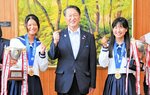 平井知事（中央）に優勝を報告するとともに国スポでの活躍を誓った森山選手（左）と林選手（右）＝９日、県西部総合事務所