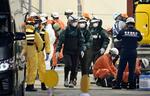 　下水道管内での男性運転手の救出活動の準備をする警察官や消防隊員ら＝２日午前４時２９分、埼玉県八潮市