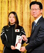 伊木市長（右）に寄付金を手渡す木下選手＝１日、米子市役所