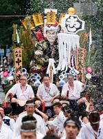 　「集団山笠見せ」で披露された「中洲流」の舁き山笠＝１３日午後、福岡市