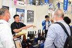 バイヤー（手前）に商品を売り込む企業担当者