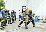 放水訓練を体験する生徒ら