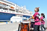 にっぽん丸の寄港を歓迎する和太鼓演奏