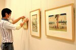 「東海道五拾三次」の会場で展示作業を行うスタッフ＝４日、米子市美術館