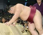 　２０１５年３月、春場所５日目の松鳳山戦で左膝に重傷を負い、土俵下で顔をゆがめる遠藤＝ボディメーカーコロシアム