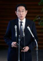 　首相官邸で記者団の取材に応じる岸田首相＝１２日午後