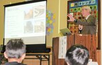 地震や水害への備えについて話す田中さん＝１７日、新温泉町高末の浜坂東小