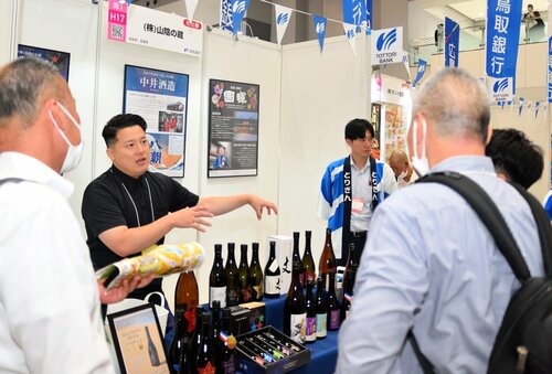 バイヤー（手前）に商品を売り込む企業担当者