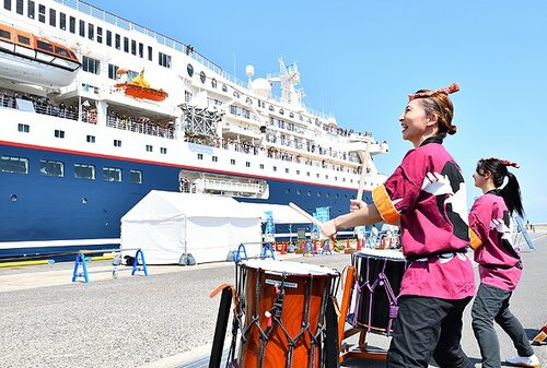 にっぽん丸の寄港を歓迎する和太鼓演奏