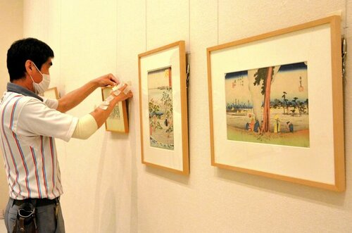 「東海道五拾三次」の会場で展示作業を行うスタッフ＝４日、米子市美術館