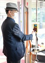あらかじめ購入していたカードを初めて利用する男性客＝１日、鳥取市役所前