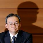 　記者会見で厳しい表情を見せる三菱ＵＦＪ銀行の半沢淳一頭取＝１６日午後、東京都千代田区