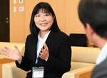 上定市長（右）に意気込みを語る葉さん＝３日、松江市役所