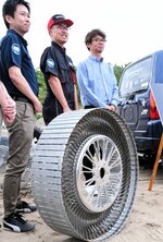 ルナテラスでの実証を経て完成された月面探査車両用のタイヤ第２世代＝２０２４年５月３０日、鳥取市浜坂のルナテラス