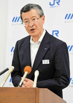 地域と最適な地域交通体系つくる考えを示す金岡新支社長＝２８日、米子市弥生町のＪＲ山陰支社