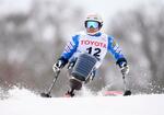 　男子回転座位　滑走する森井大輝＝野沢温泉スキー場