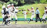 ２回戦・白陵－浜坂　初戦に勝利して駆け寄る浜坂の選手＝１３日、豊岡市スポーツセンター野球場