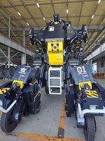 戦車のような見た目のビークルモード。最高速度時速１０キロはパイロットの恐怖心に配慮した結果だという