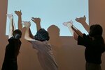 影絵を作って遊ぶ参加者