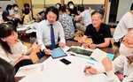 居組漁港の活性化策について議論する参加者＝２８日夜、新温泉町の居組農山漁村婦人の家